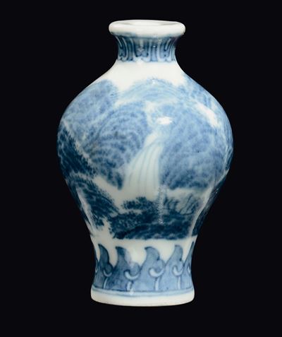Snuff Bottle in Porcellana Bianca e Blu, Cina, XX Secolo