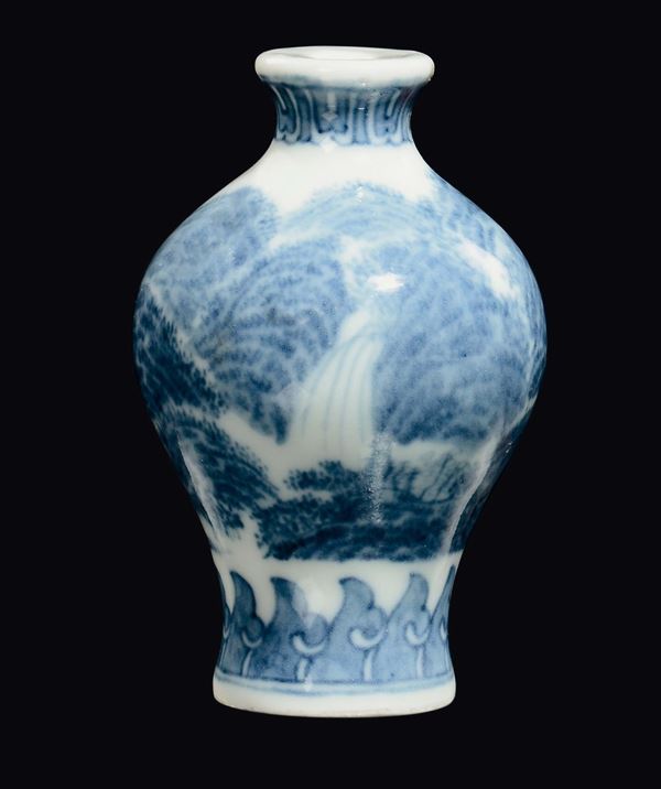 Snuff bottle in porcellana bianca e blu, Cina, XX secolo