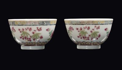 Coppia di Piccole Ciotoline in Porcellana Policroma con Decoro Floreale, Cina, Dinastia Qing, Fin...