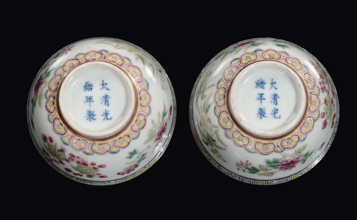 Coppia di Piccole Ciotoline in Porcellana Policroma con Decoro Floreale, Cina, Dinastia Qing, Fin...