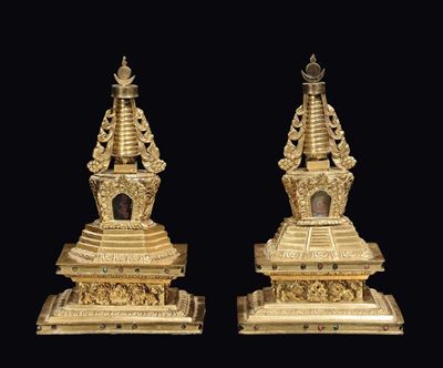 Coppia di Stupa in Rame Dorato con Miniature di Divinità, Tibet, XVIII Secolo