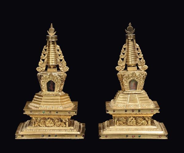 Coppia di stupa in rame dorato con miniature di divinità, Tibet, XVIII secolo