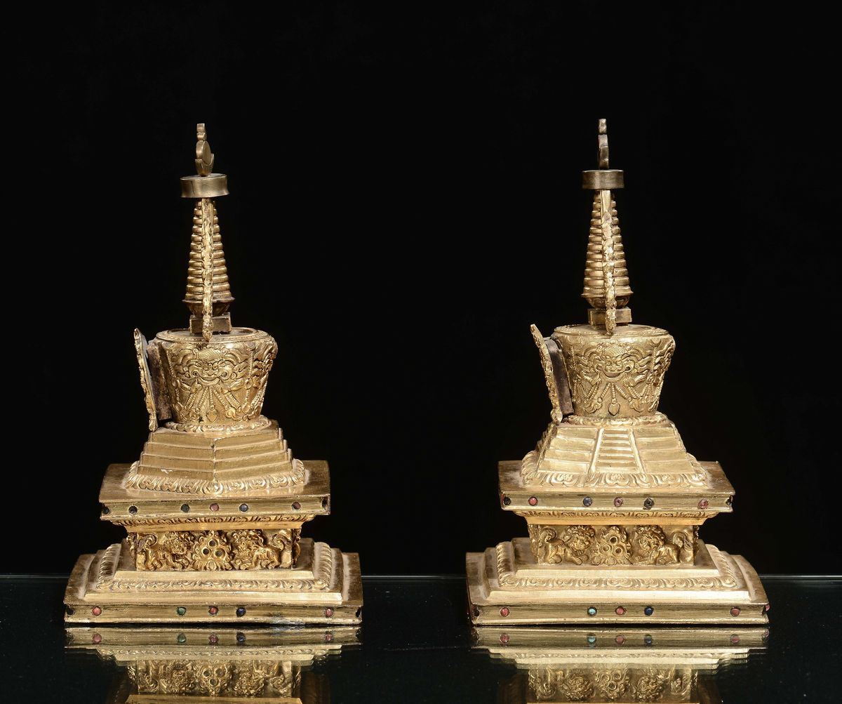 Coppia di Stupa in Rame Dorato con Miniature di Divinità, Tibet, XVIII Secolo