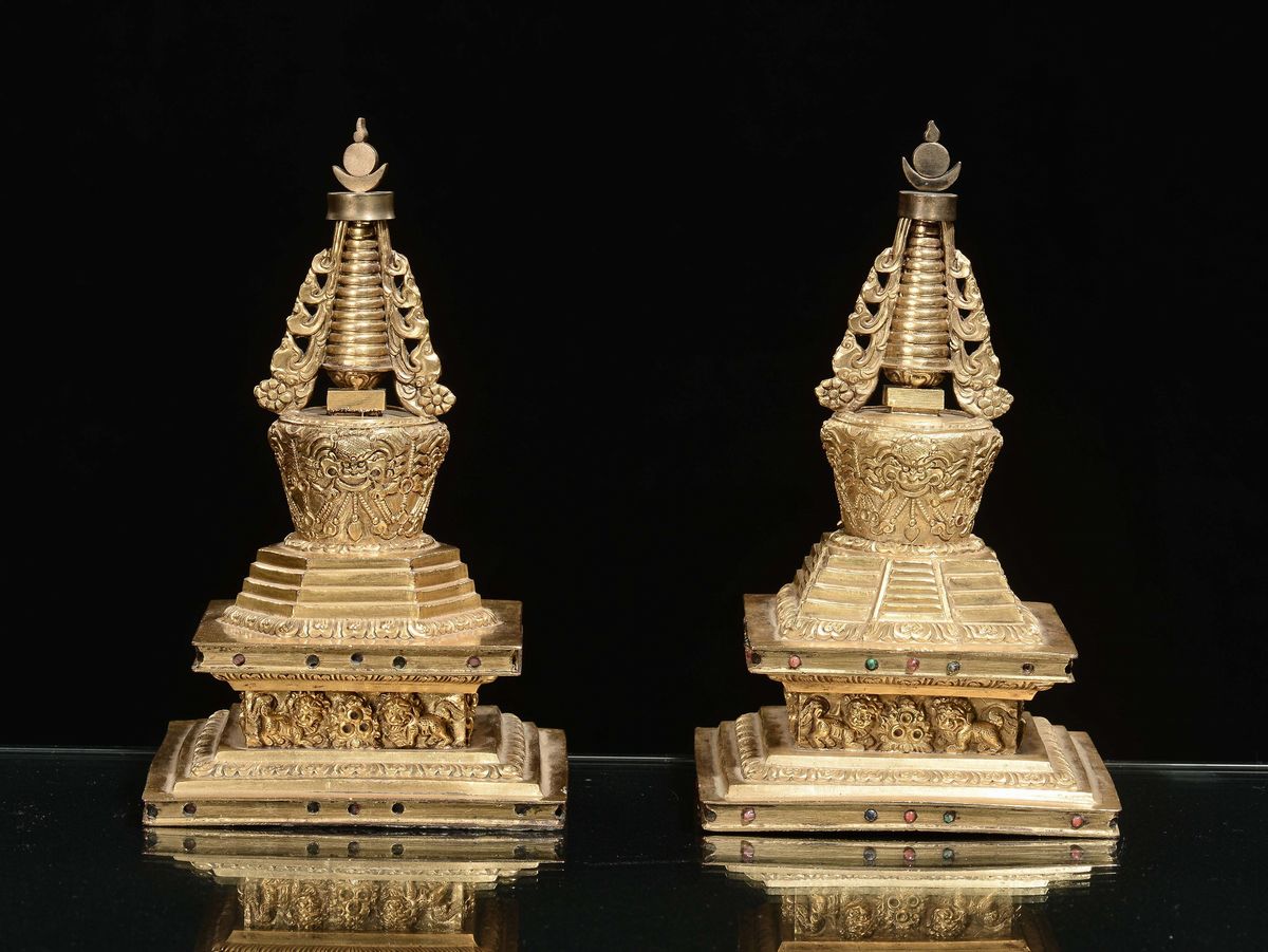 Coppia di Stupa in Rame Dorato con Miniature di Divinità, Tibet, XVIII Secolo