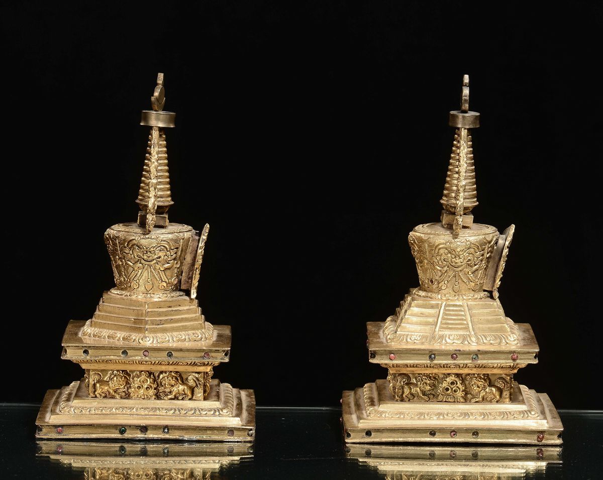 Coppia di Stupa in Rame Dorato con Miniature di Divinità, Tibet, XVIII Secolo