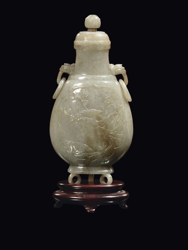 Vaso con coperchio in giada Celadon incisa con motivo naturalistico, Cina, Dinastia Qing, XIX secolo