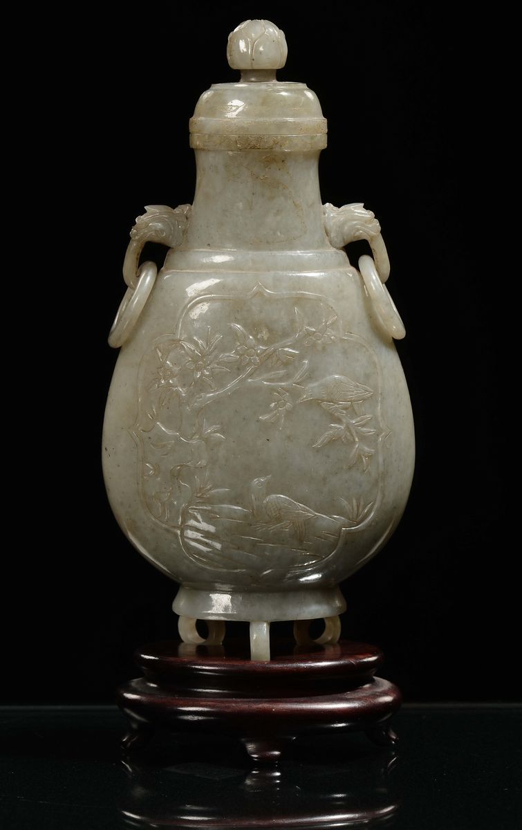 Vaso con Coperchio in Giada Celadon Incisa con Motivo Naturalistico, Cina, Dinastia Qing, XIX Sec...