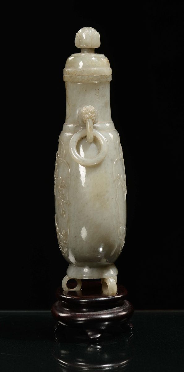 Vaso con Coperchio in Giada Celadon Incisa con Motivo Naturalistico, Cina, Dinastia Qing, XIX Sec...