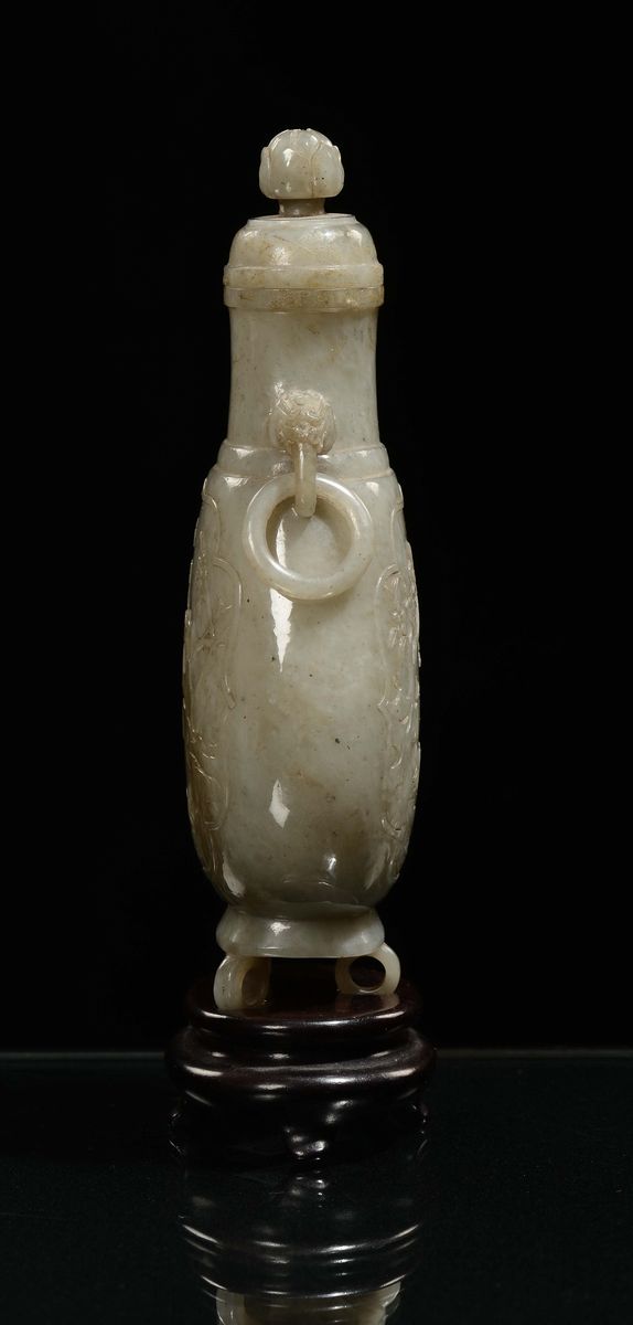 Vaso con Coperchio in Giada Celadon Incisa con Motivo Naturalistico, Cina, Dinastia Qing, XIX Sec...