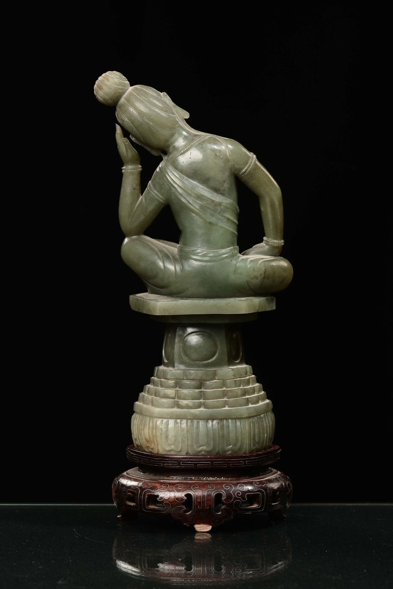 Rara Figura di Amitaya Seduta in Giada Spinacio, Cina, Dinastia Qing, Fine XIX Secolo