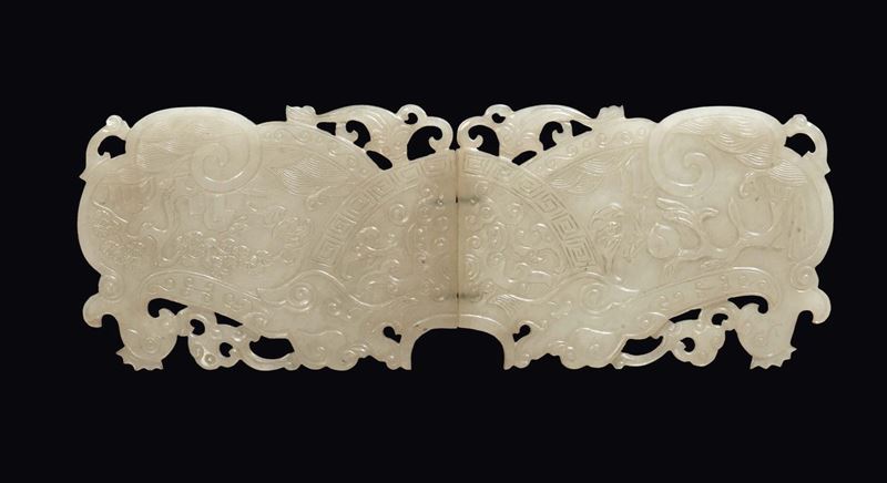 A carved and fretworked white jade buckle, China, Qing Dynasty, 19th century  - Auction Fine Chinese Works of Art - II - Cambi Casa d'Aste
