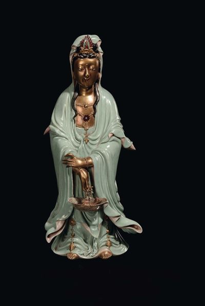 Guanyin con Cestino in Porcellana Celadon e Lumeggiature in Oro, Cina, Dinastia Qing, XIX Secolo