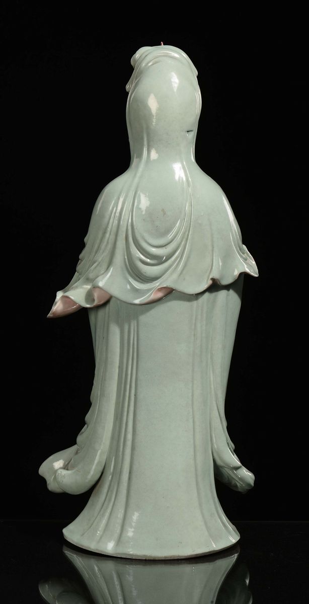 Guanyin con Cestino in Porcellana Celadon e Lumeggiature in Oro, Cina, Dinastia Qing, XIX Secolo