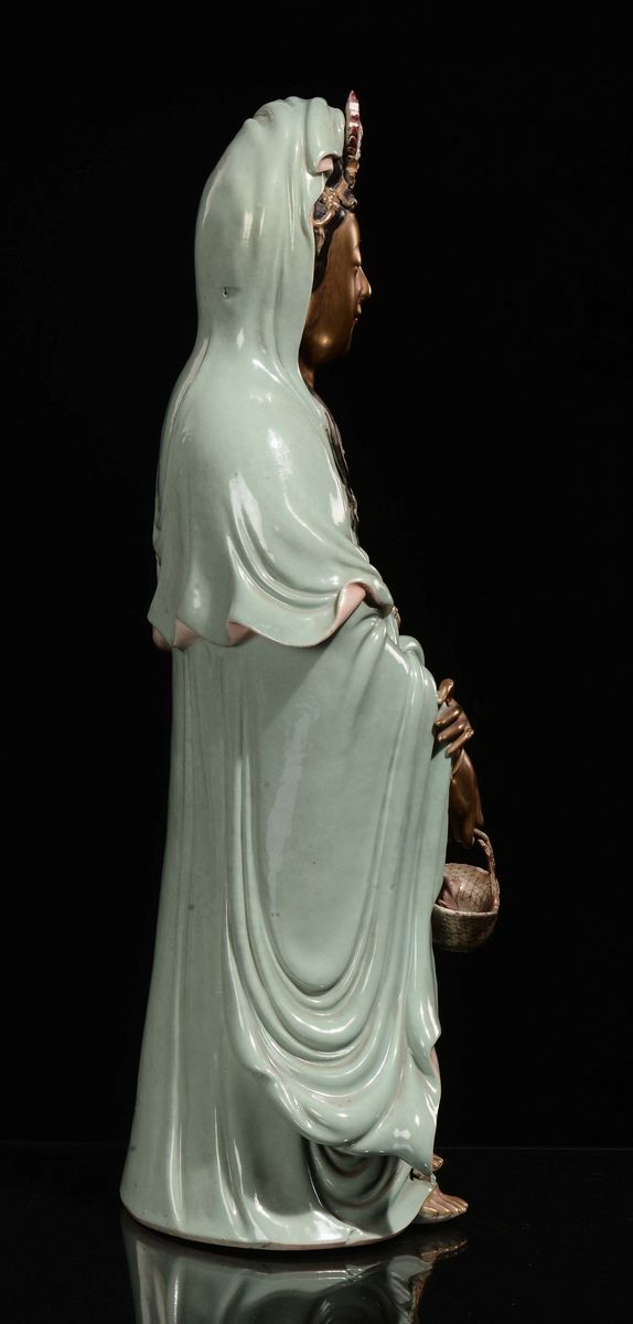 Guanyin con Cestino in Porcellana Celadon e Lumeggiature in Oro, Cina, Dinastia Qing, XIX Secolo