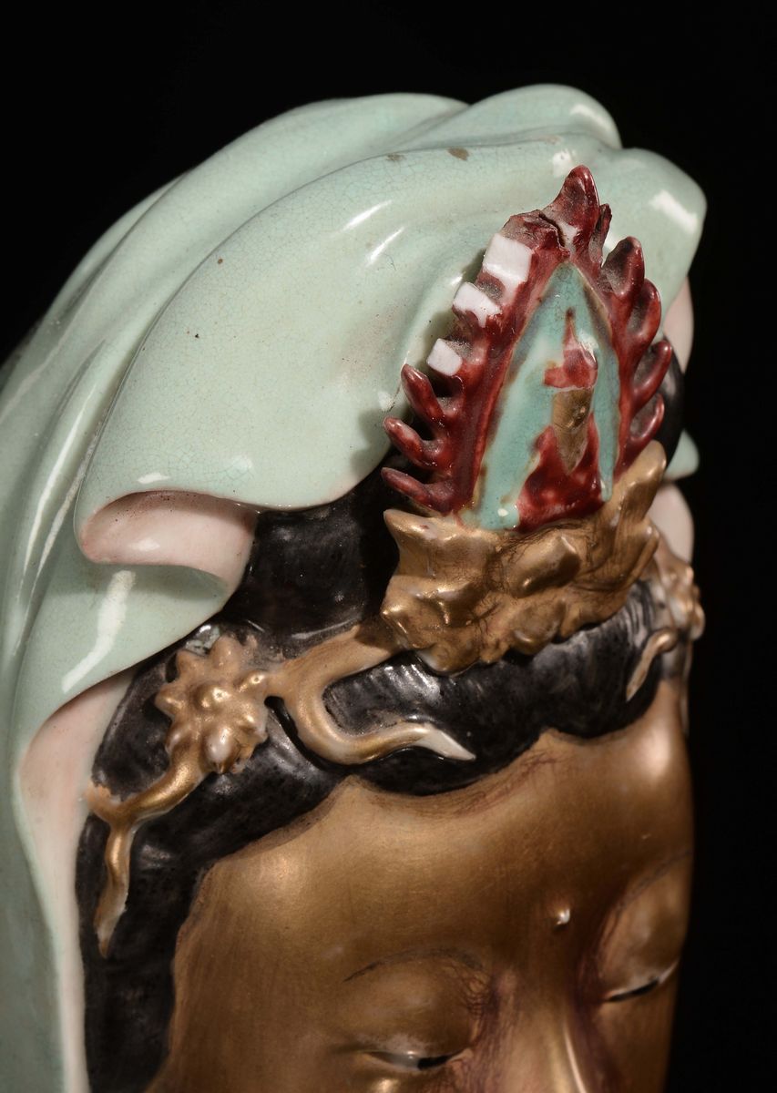 Guanyin con Cestino in Porcellana Celadon e Lumeggiature in Oro, Cina, Dinastia Qing, XIX Secolo