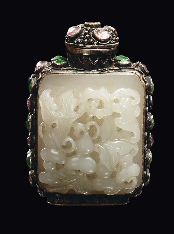 Snuff bottle in bronzo e giada bianca con pietre dure, Cina, Dinastia Qing, epoca Qianlong (1736-1796)