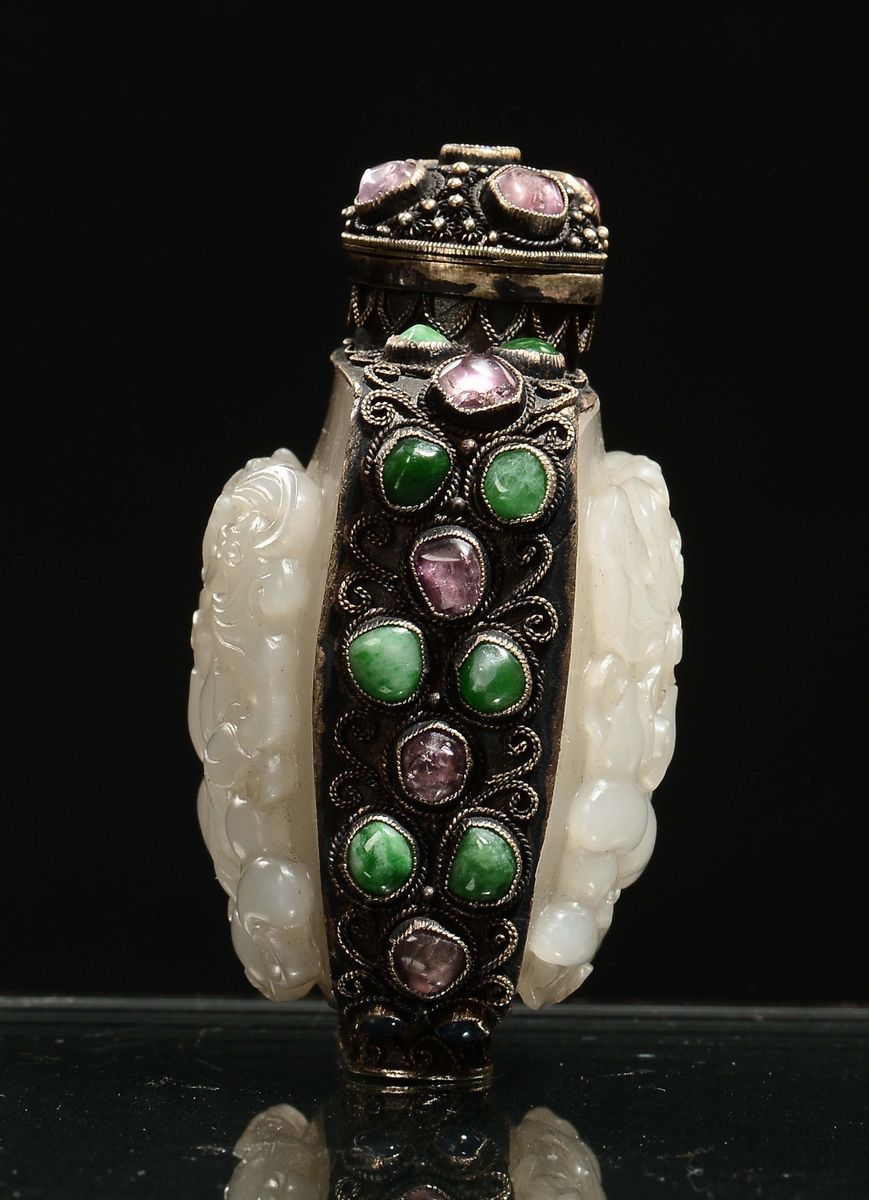 Snuff Bottle in Bronzo e Giada Bianca con Pietre Dure, Cina, Dinastia Qing, Epoca Qianlong (1736-...