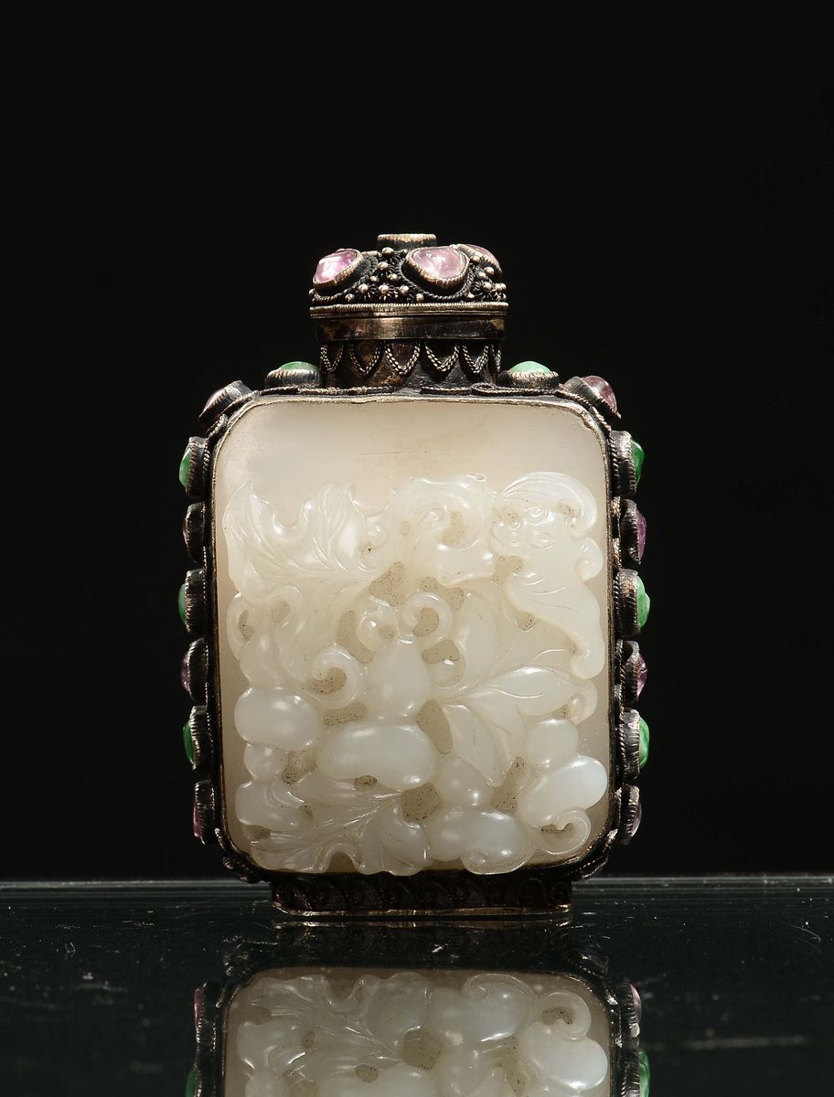 Snuff Bottle in Bronzo e Giada Bianca con Pietre Dure, Cina, Dinastia Qing, Epoca Qianlong (1736-...