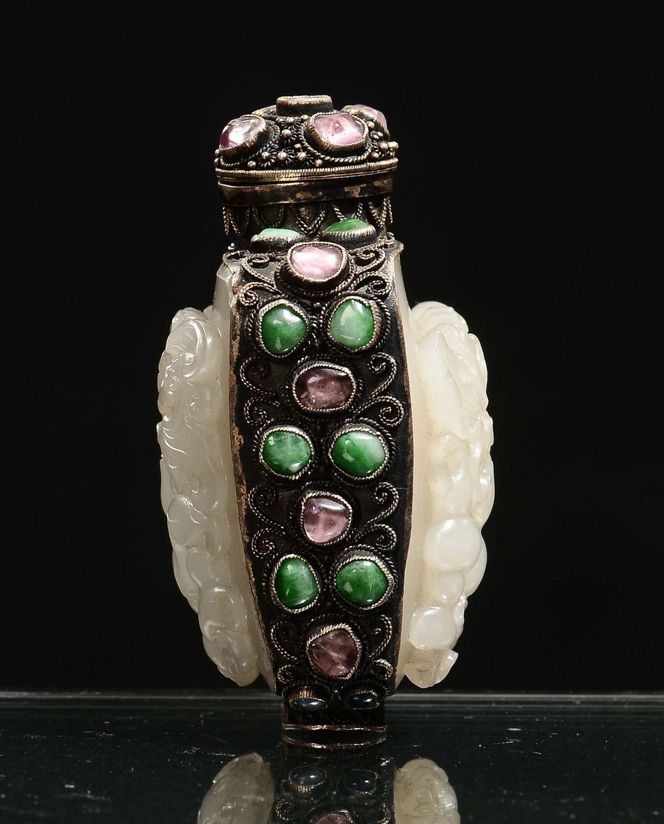 Snuff Bottle in Bronzo e Giada Bianca con Pietre Dure, Cina, Dinastia Qing, Epoca Qianlong (1736-...