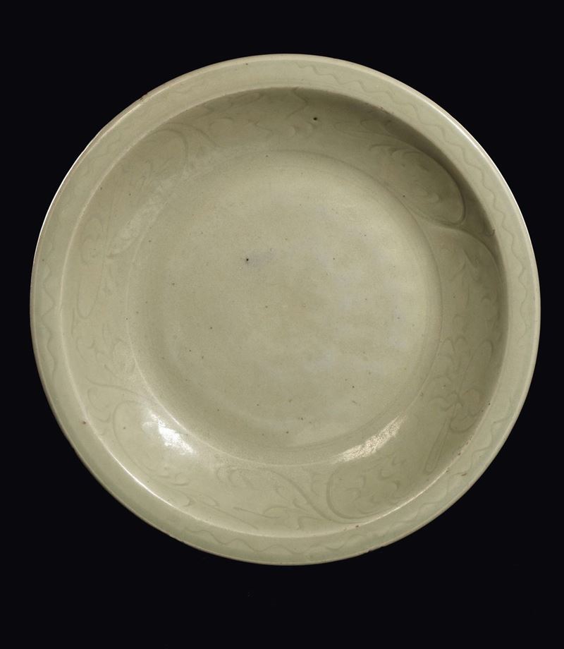 Grande piatto in porcellana Longquan Celadon, Cina, Dinastia Yuan (1279-1368)  - Asta Fine Chinese Works of Art - II - Cambi Casa d'Aste