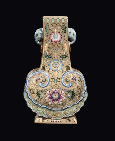 Vaso in Porcellana Dorata a Doppia Ansa con Decoro Floreale, Cina, Dinastia Qing, XIX Secolo