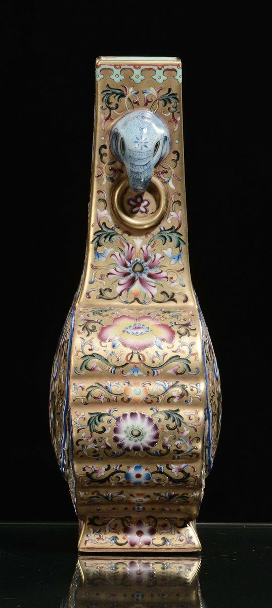 Vaso in Porcellana Dorata a Doppia Ansa con Decoro Floreale, Cina, Dinastia Qing, XIX Secolo