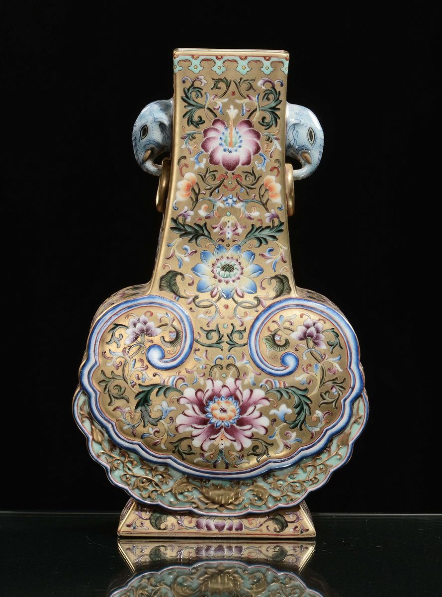 Vaso in Porcellana Dorata a Doppia Ansa con Decoro Floreale, Cina, Dinastia Qing, XIX Secolo