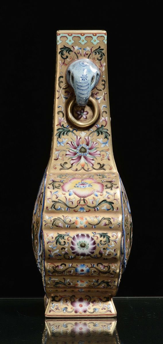 Vaso in Porcellana Dorata a Doppia Ansa con Decoro Floreale, Cina, Dinastia Qing, XIX Secolo