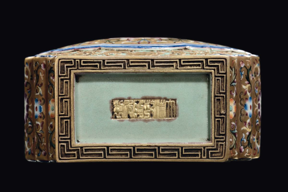 Vaso in Porcellana Dorata a Doppia Ansa con Decoro Floreale, Cina, Dinastia Qing, XIX Secolo