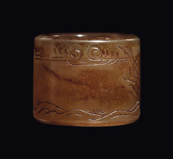 A brown agate bowman ring with horse engraving, China, Qing Dynasty, Qianlong period (1736-1796)