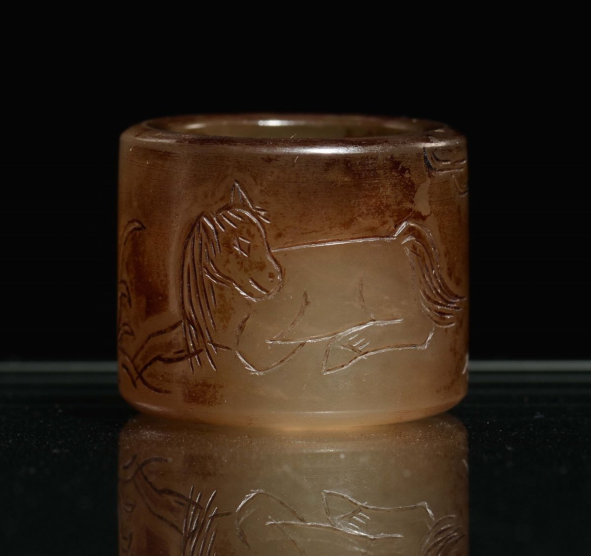 Anello D’arciere in Agata Marrone con Incisione Raffigurante Cavallo, Cina, Dinastia Qing, Epoca ...