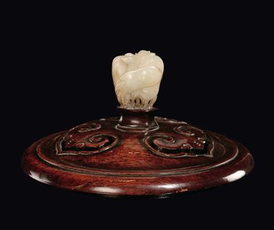 Coperchio in Legno di Huangali Sormontato da Giada Bianca a Forma di Frutto, Cina, Dinastia Qing,...