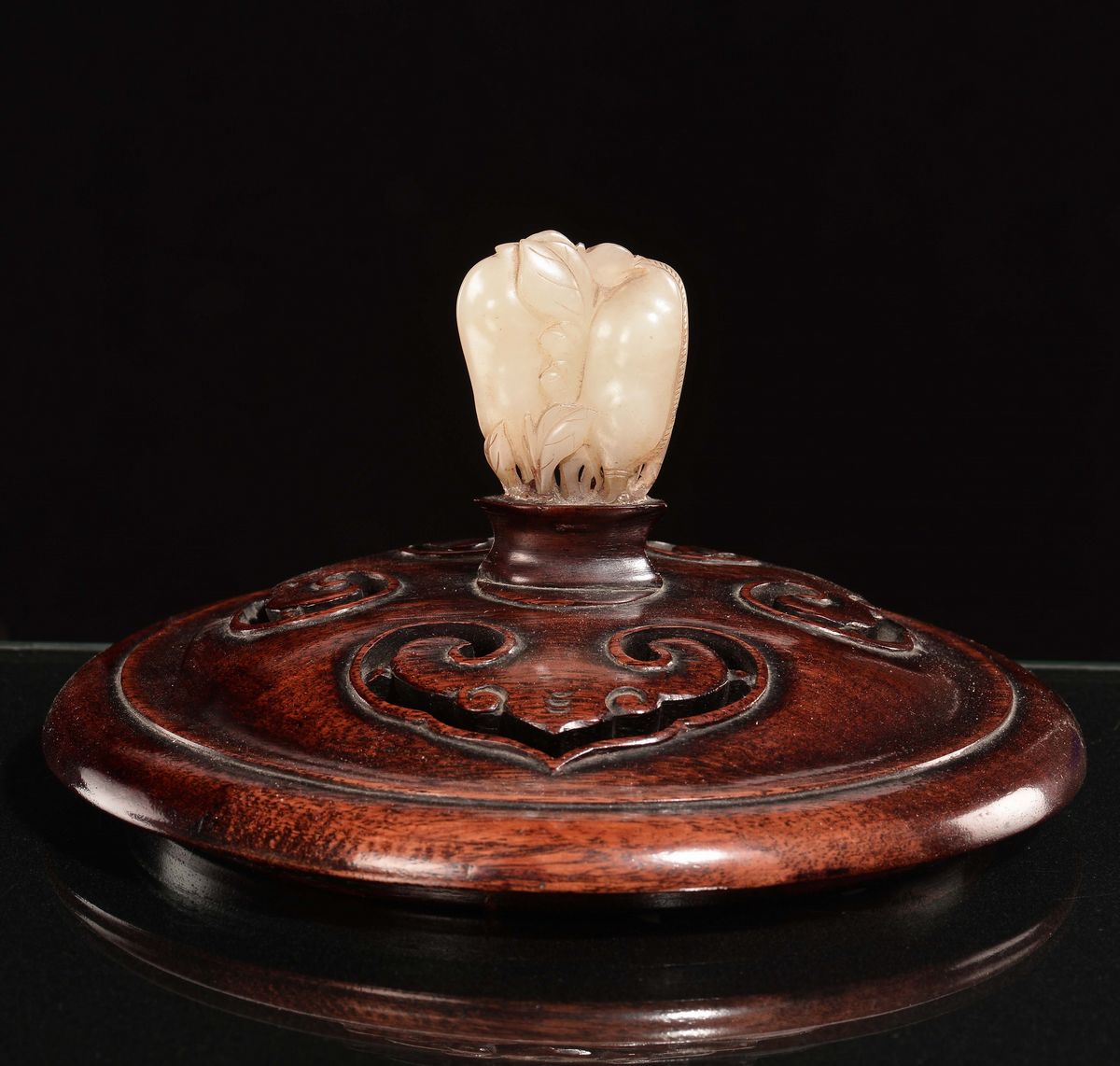Coperchio in Legno di Huangali Sormontato da Giada Bianca a Forma di Frutto, Cina, Dinastia Qing,...