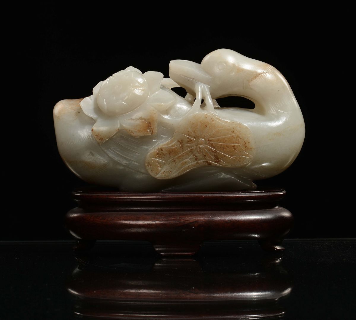 Anatra Scolpita in Giada Bianca con Russet, Cina, Dinastia Qing, Epoca Qianlong (1736-1796)