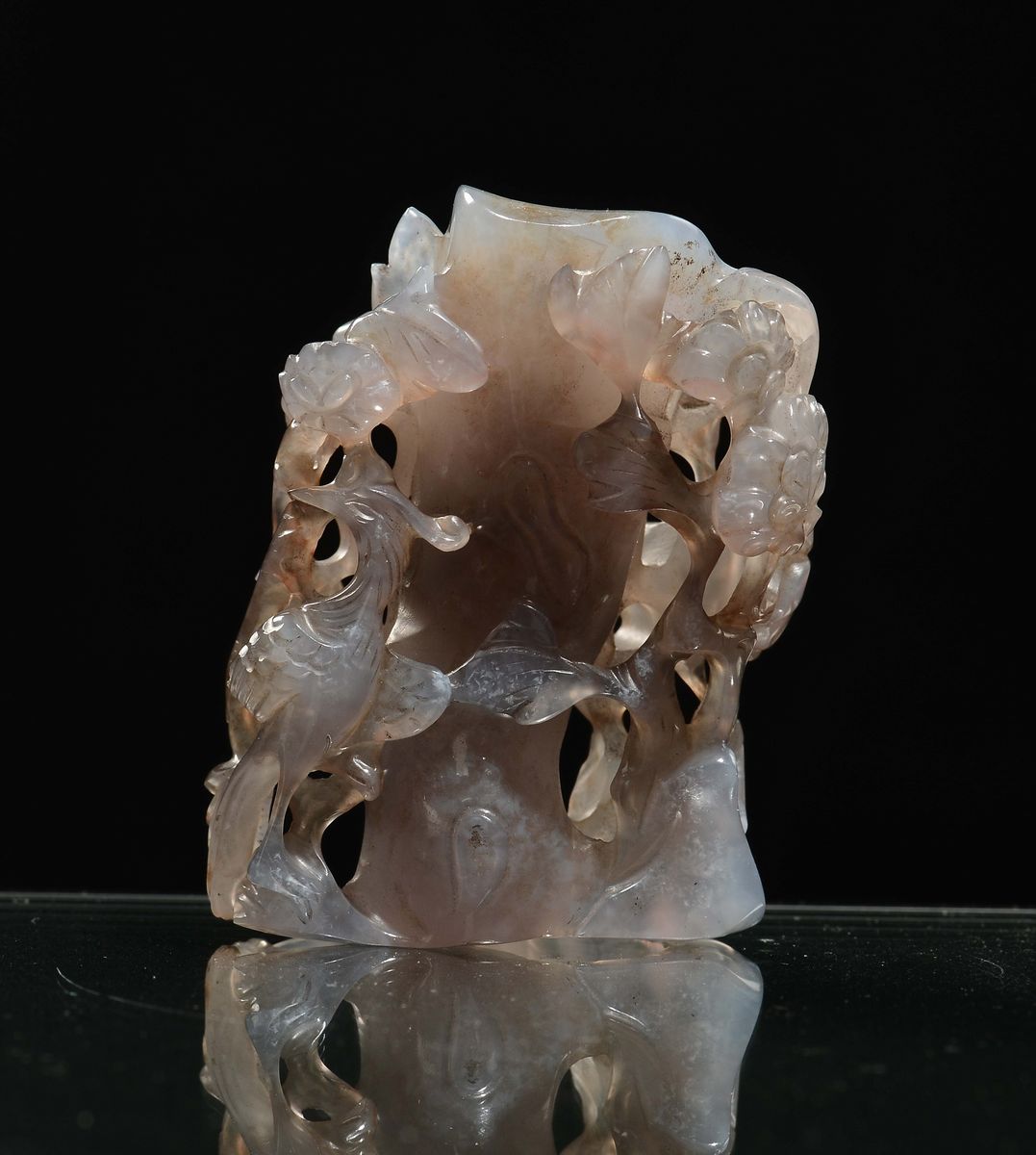 Raro Gruppo in Opale Scolpito con Motivo Vegetale, Cina, Dinastia Qing, XIX Secolo