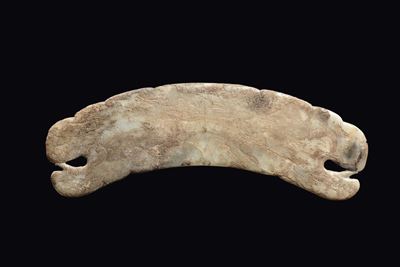 Fibbia in Giada Bianca Celadon, Cina, Epoca Neolitica (7000-1750 a.C.)