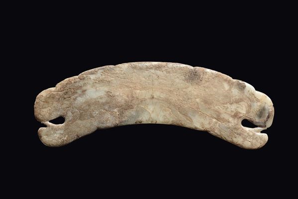 Fibbia in giada bianca Celadon, Cina, Epoca Neolitica (7000-1750 a.C.)