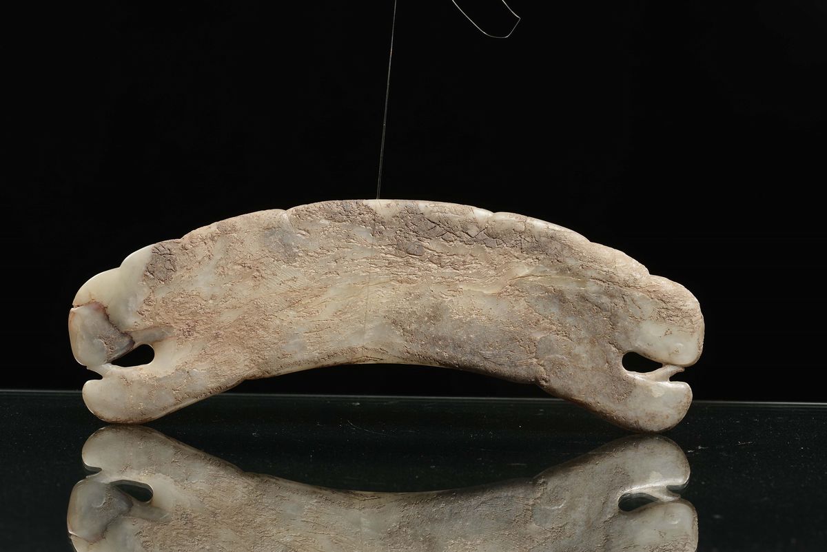 Fibbia in Giada Bianca Celadon, Cina, Epoca Neolitica (7000-1750 a.C.)
