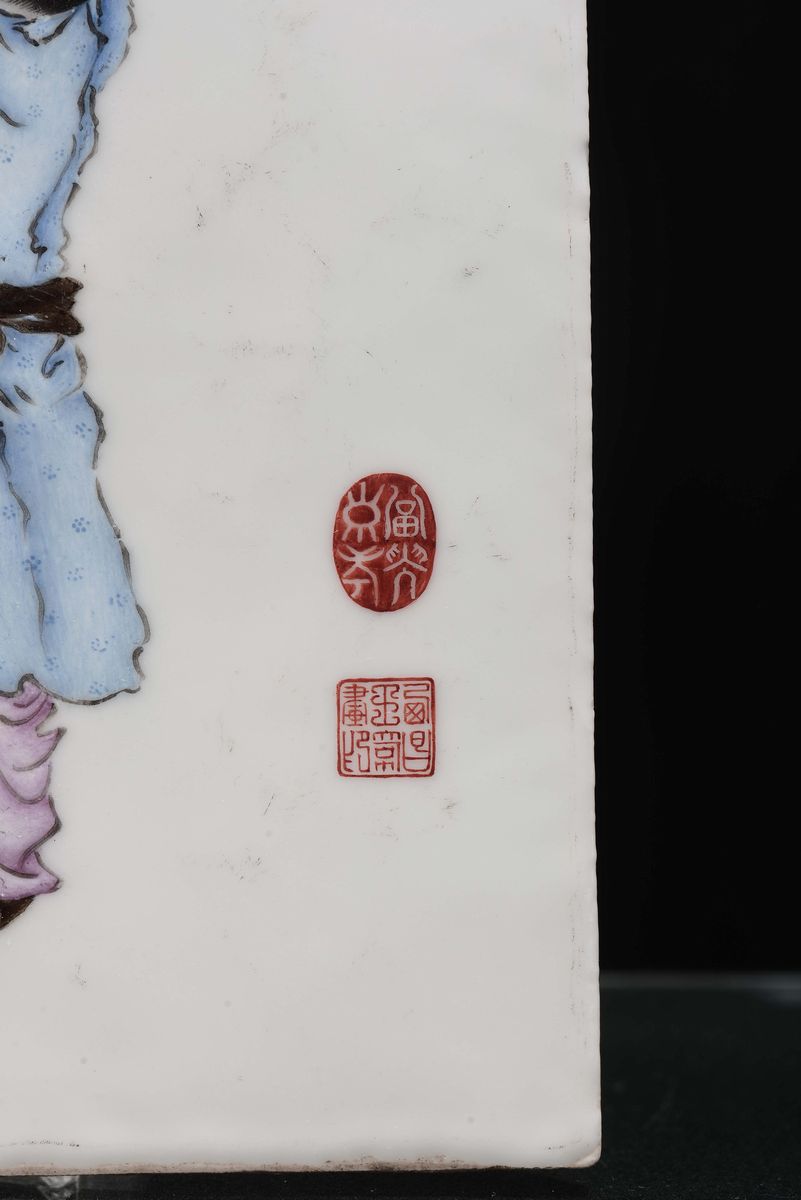 Placca in Porcellana Policroma Raffigurante Personaggi Orientali e Iscrizioni, Cina, Repubblica, ...