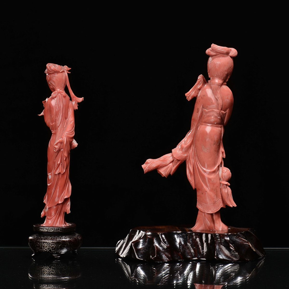 Coppia di Coralli Scolpiti a Guisa di Guanyin, Cina, Dinastia Qing, Fine XIX Secolo