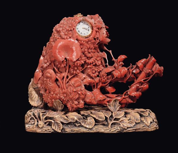 Gruppo in corallo con base in legno con orologio incastonato, Cina, Dinastia Qing, inizio XX secolo
