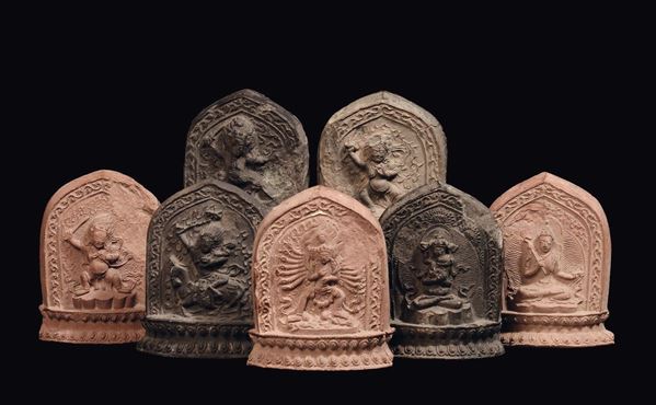 Lotto composto da sette piastre in terracotta con rappresentazioni di divinità,  Cina, Dinastia Qing, marca e del periodo Qianlong (1736-1796)
