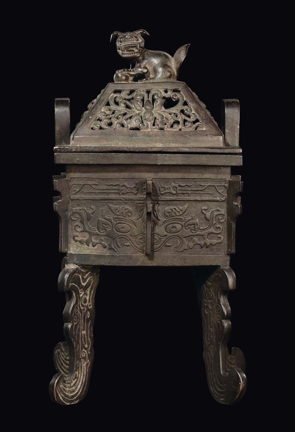 Incensiere in bronzo cesellato a motivo arcaico con cane di Pho sul coperchio, Cina, Dinastia Qing, epoca Qianlong (1736-1796)