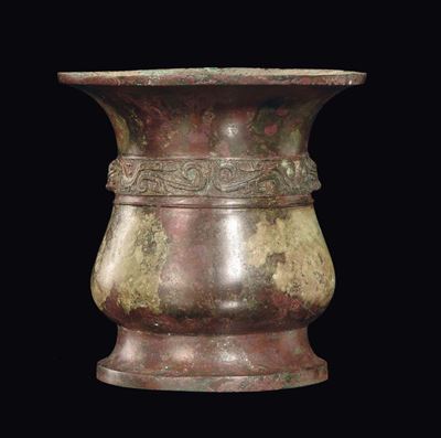 Raro Vaso in Bronzo Cesellato a Motivo Arcaico con Due Mascheroni Taotie in Rilievo, Cina, Dinast...