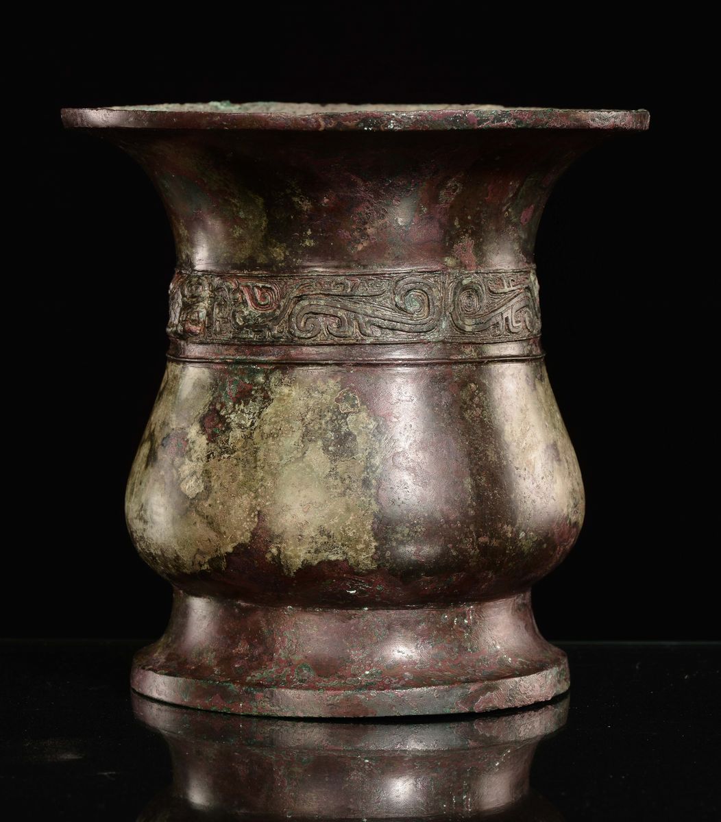 Raro Vaso in Bronzo Cesellato a Motivo Arcaico con Due Mascheroni Taotie in Rilievo, Cina, Dinast...