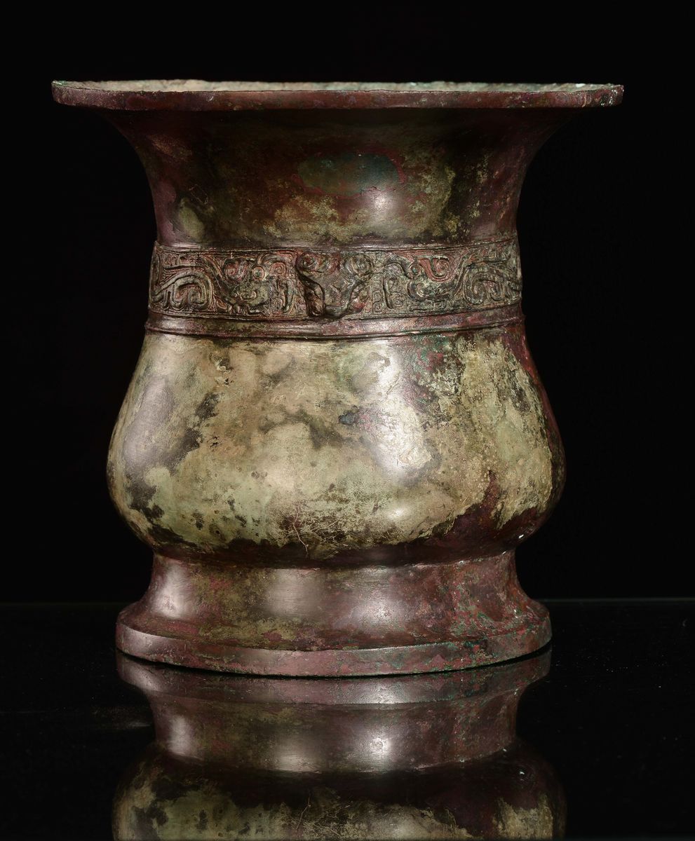 Raro Vaso in Bronzo Cesellato a Motivo Arcaico con Due Mascheroni Taotie in Rilievo, Cina, Dinast...