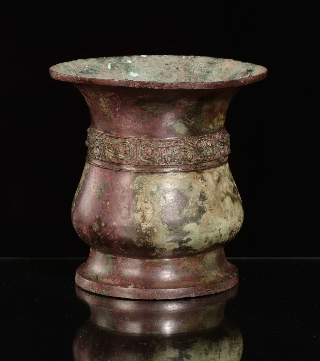 Raro Vaso in Bronzo Cesellato a Motivo Arcaico con Due Mascheroni Taotie in Rilievo, Cina, Dinast...