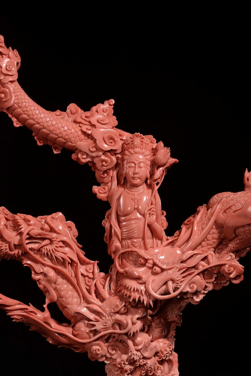 Gruppo in Corallo Scolpito Raffigurante Guanyin con Dragoni, Cina, Dinastia Qing, Fine XIX Secolo