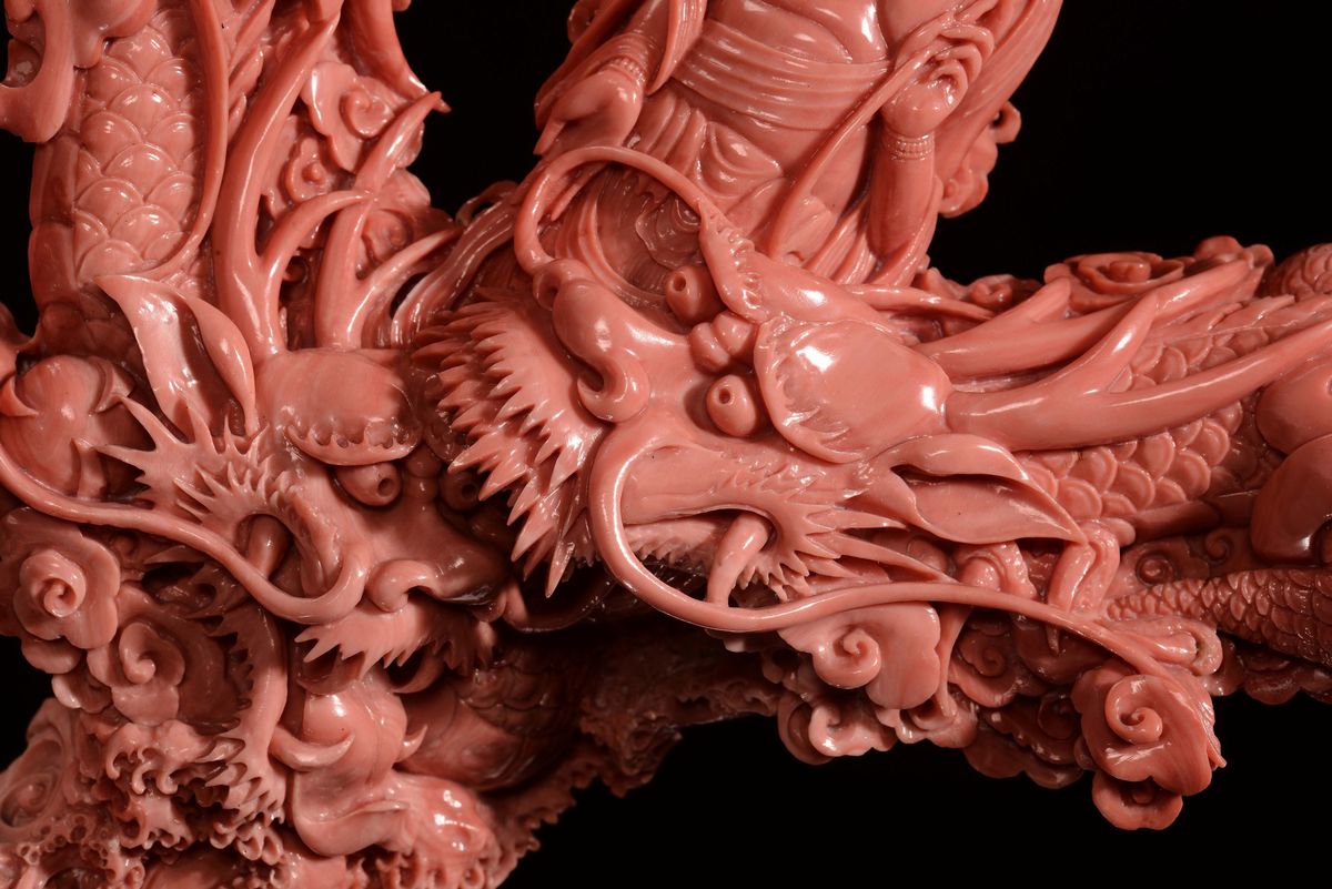 Gruppo in Corallo Scolpito Raffigurante Guanyin con Dragoni, Cina, Dinastia Qing, Fine XIX Secolo