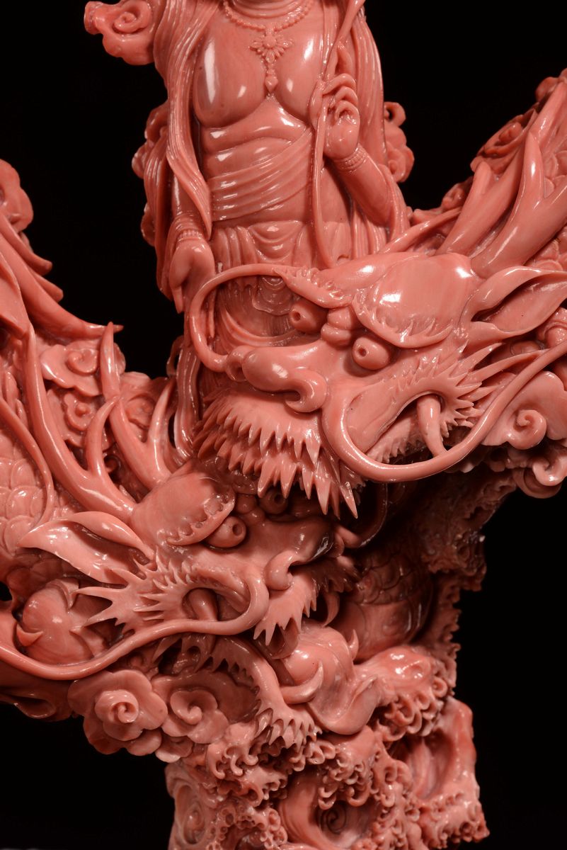 Gruppo in Corallo Scolpito Raffigurante Guanyin con Dragoni, Cina, Dinastia Qing, Fine XIX Secolo